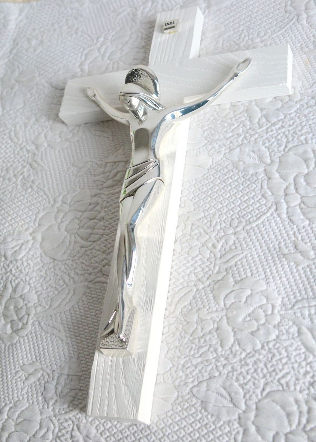 Krzyż na ścianę biały – posrebrzana pasyjka PVD (Miro-Silver), drewno VR 182932ARG.jpg